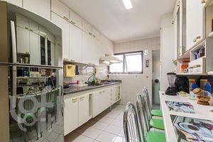 Image 4 - 881102