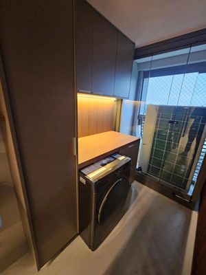 Image 9 - 881107