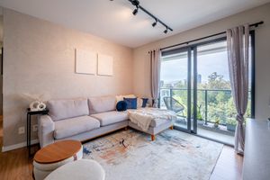 Image 3 - 881179