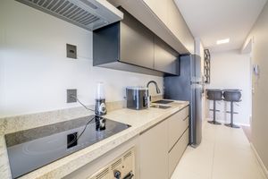 Image 18 - 881179
