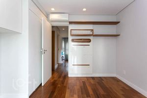 Image 13 - 881212