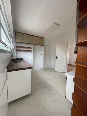 Image 10 - 881216