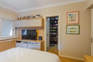 Image 37 - 881227