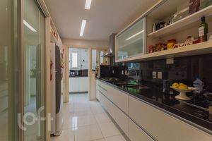 Image 18 - 881227