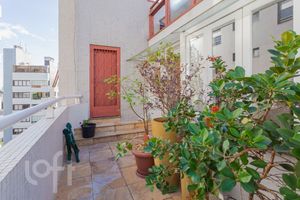 Image 17 - 881227