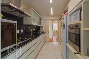 Image 19 - 881227