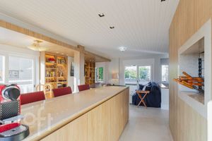Image 5 - 881227