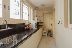Image 21 - 881227