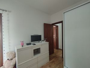 Image 11 - 881282
