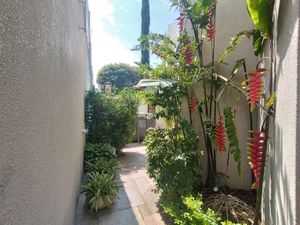 Image 17 - 881282