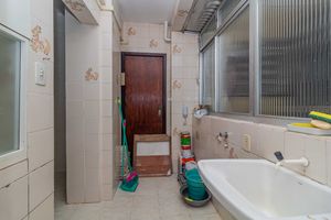 Image 21 - 881301