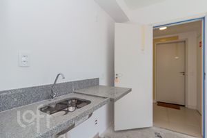 Image 17 - 881303