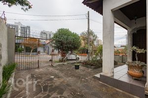Image 24 - 881337