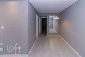 Image 4 - 881404