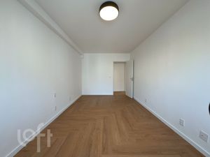 Image 9 - 881405