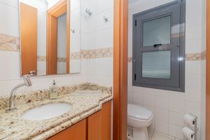 Image 12 - 881417