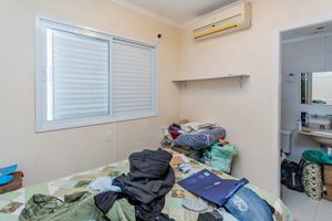 Image 10 - 881432