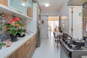Image 22 - 881432