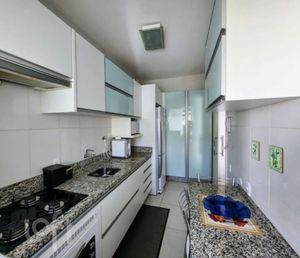 Image 5 - 881437