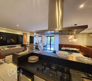 Image 19 - 881437