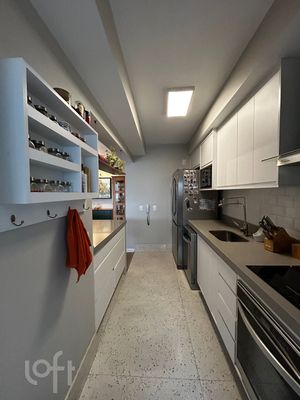 Image 10 - 881458