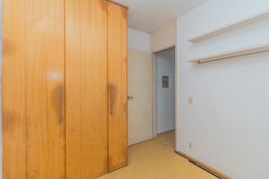 Image 6 - 881460