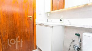 Image 9 - 881480