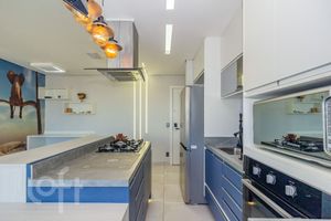 Image 11 - 881498