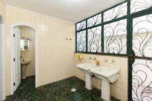 Image 17 - 881507