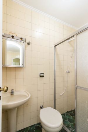 Image 19 - 881507