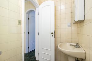 Image 18 - 881507