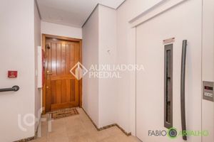 Image 31 - 881517