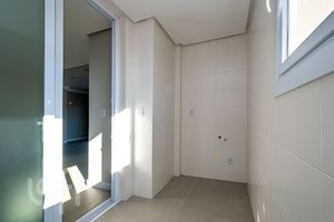 Image 11 - 881520