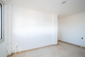 Image 19 - 881521