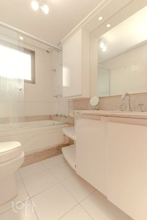 Image 10 - 881523