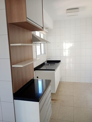 Image 10 - 881524