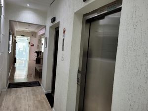 Image 17 - 881527