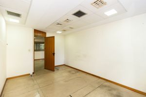 Image 31 - 881528