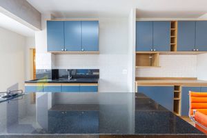 Image 16 - 881557