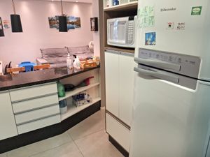 Image 6 - 881563