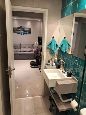 Image 11 - 881563