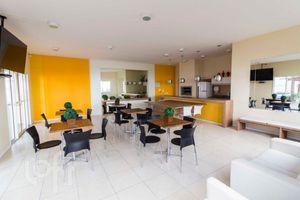 Image 12 - 881579