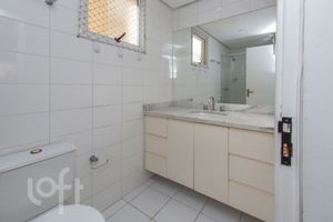 Image 18 - 881588