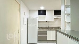 Image 17 - 881589