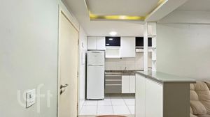 Image 16 - 881589
