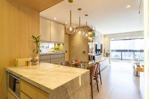 Image 17 - 881594