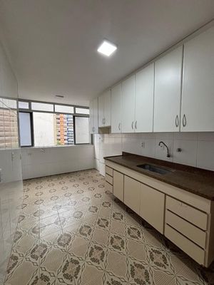 Image 3 - 881597
