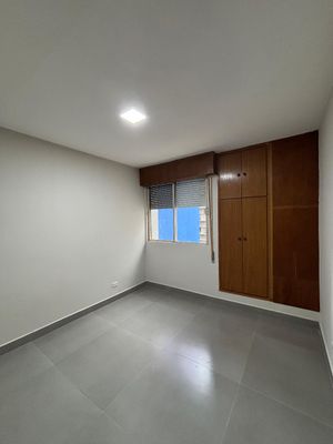 Image 10 - 881597