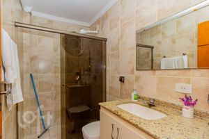 Image 11 - 881604