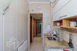 Image 17 - 881604